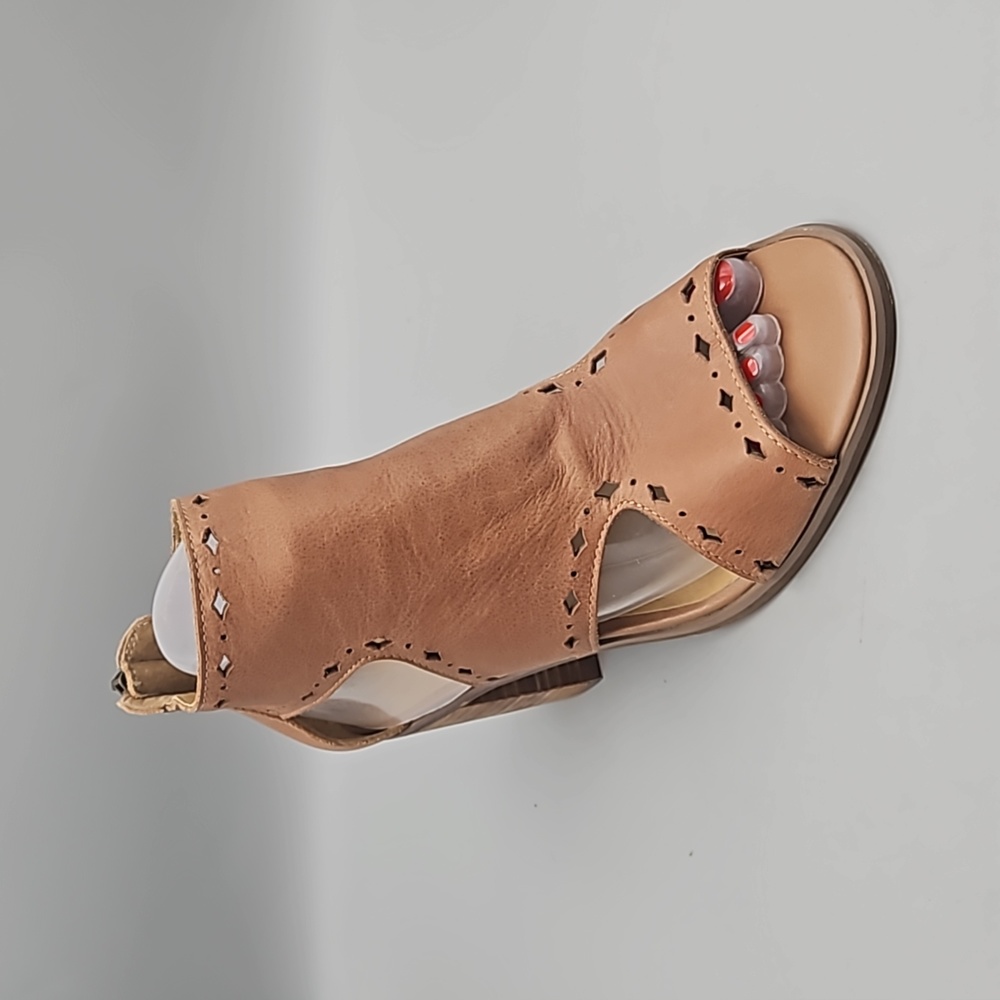 Lucky Brand Kikah Sandal Womens 8.5 Tan Leather Block Heel Perforated Peep Toe